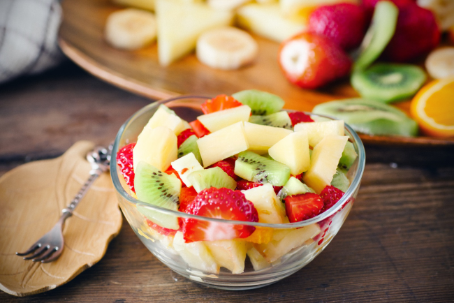2 Wochen Diät Obstsalat für zwischendurch stillt den Hunger Erdbeeren Kiwi Bananen Apfel in Stückchen geschnitten