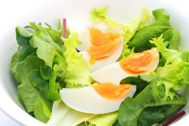 2 Wochen Diät hartgekochte Eier grüner Salat anstatt einer Hauptmahlzeit