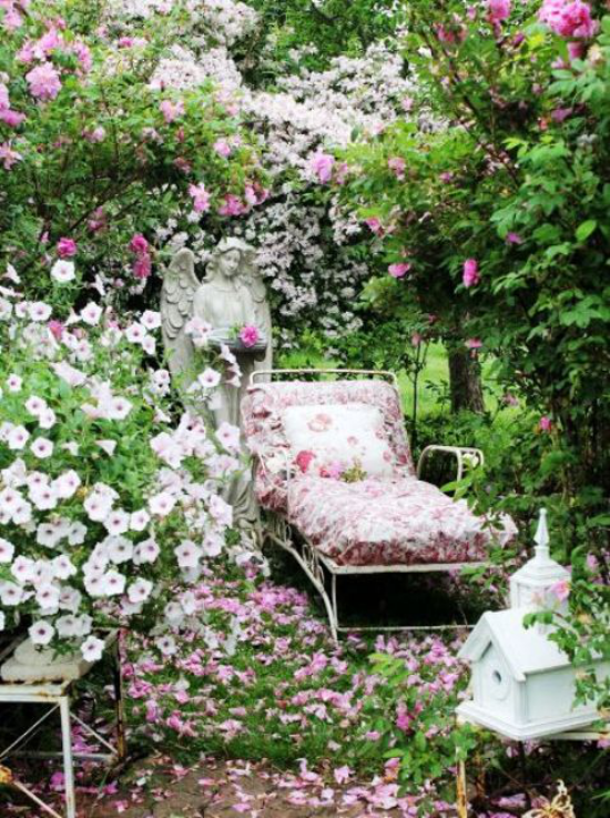 Gartenliegen altes Metallbett umfunktioniert viele Blüten herrliche Gartenlandschaft Relax Oase im Freien Ideen zu Gartenliege