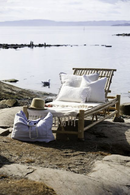 Gartenliegen romantischer Anblick am See Strandtasche weiße Kissen Hut Ideen zu Gartenliege