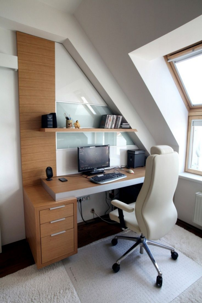 Home Office modern eingerichtet auf dem Dachboden großes Dachfenster rechts genügend Tageslicht