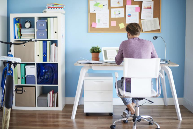 Home Office modern eingerichtet gut geordnete saubere Arbeitsatmosphäre