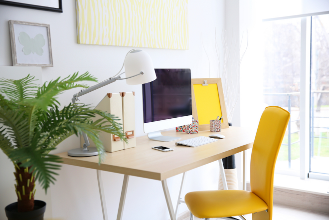 Home Office modern einrichteten einfache Büromöbel grüne Zimmerpflanze viel Tageslicht
