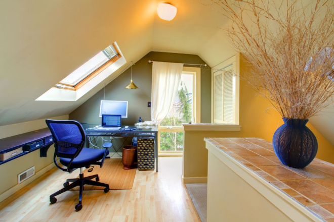 Home Office modern einrichteten unter der Dachschräge sehr ansprechende Atmosphäre viel Tageslicht