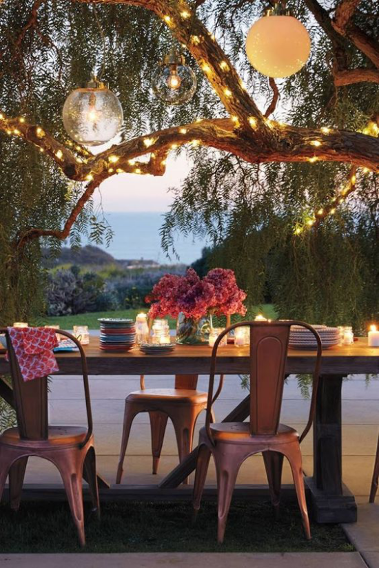 Essecke draußen passende Außenbeleuchtung romantisches Abendessen im Freien organisieren