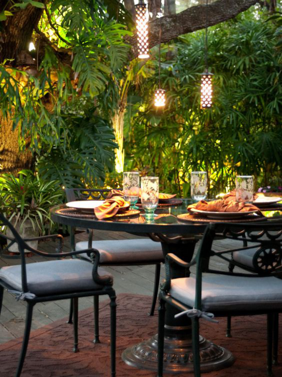 Essecke draußen richtige Beleuchtung im Freien romantische Atmosphäre Abendessen mit Freunden