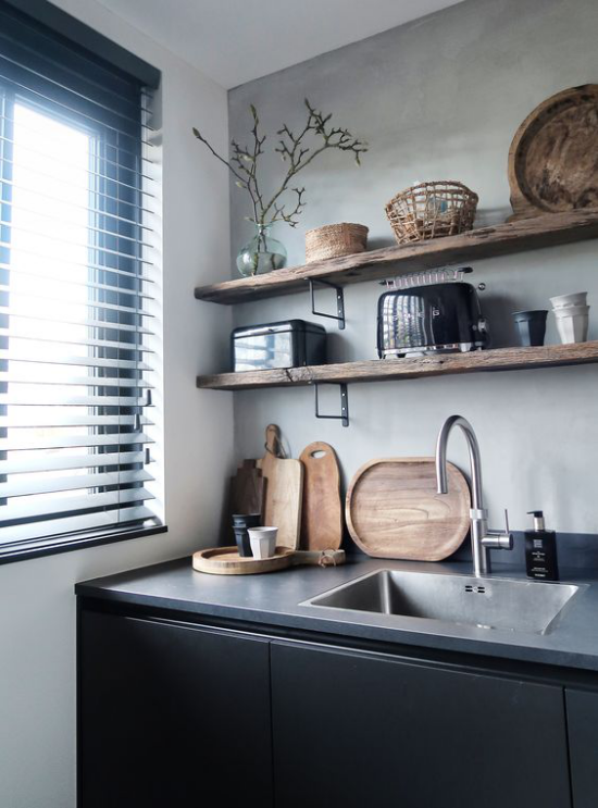 Küchenarbeitsplatten aus Beton ansprechendes Design viel Tageslicht Regale Küchenutensilien