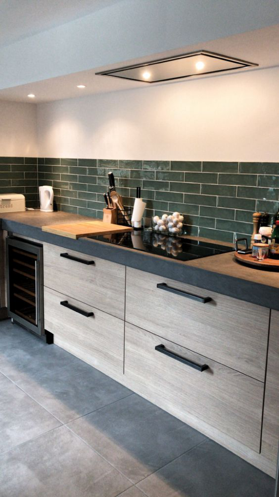 Küchenarbeitsplatten aus Beton eingebaute Deckenbeleuchtung grüne Metro Fliesen einfaches Design