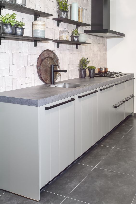 Küchenarbeitsplatten aus Beton individuelles Design moderne Küche Grau dominiert Regale aus dunklem Holz Abzugshaube