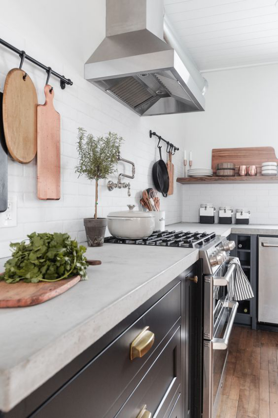 Küchenarbeitsplatten aus Beton moderne Küche praktische Designlösung Herd Abzugshaube