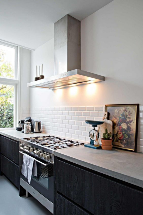 Küchenarbeitsplatten aus Beton moderne Küche weiße Fliesen Abzugshaube Bild eingebaute Beleuchtung