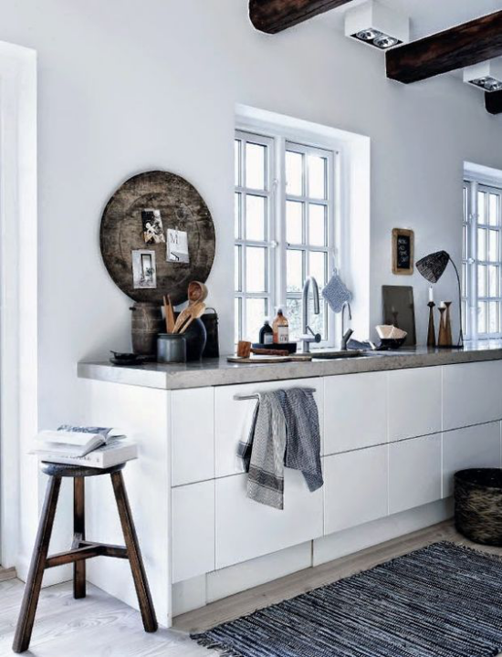 Küchenarbeitsplatten aus Beton modernes Design zwei Fenster Hocker grauer Teppich Deko Artikel