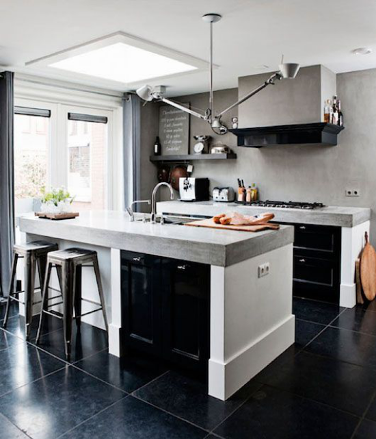 Küchenarbeitsplatten aus Beton modernes Küchendesign Insel Hocker schwarze Bodenfliesen