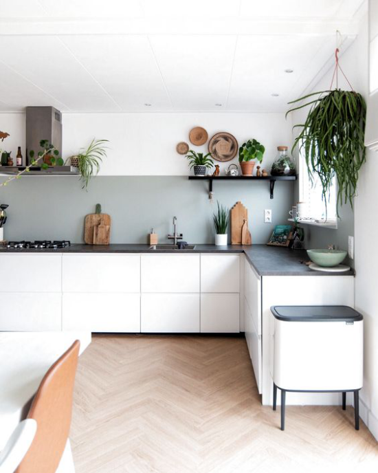 Küchenarbeitsplatten aus Beton schlichtes Küchendesign in Weiß Regale grüne Pflanzen