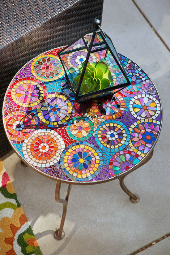 Outdoor Trends 2020 Mosaik Tischplatte bunt Hingucker auf der Terrasse darauf Sukkulenten in Laterne