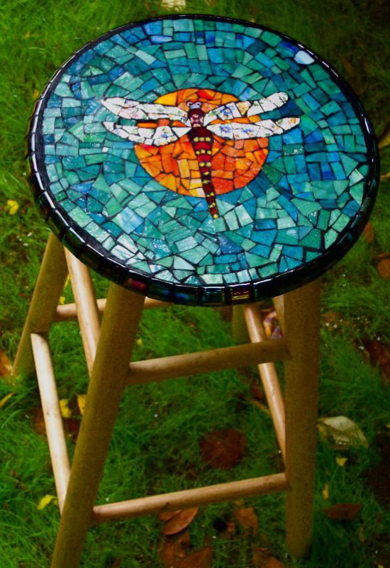 Outdoor Trends 2020 Mosaik Tischplatte bunt Hingucker im Garten runde Form