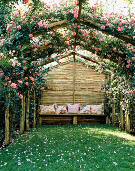 Outdoor Trends 2020 Rückzugsort im Freien Sitzbank weiche Kissen Rosenbogen rosa Blüten
