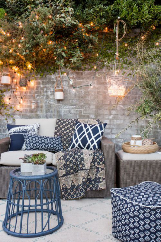 Outdoor Trends 2020 blau gemusterte Texturen Stil und Geschmack in der Outdoor Gestaltung gepolstertes Sofa Sessel Beleuchtung