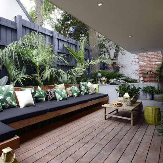 Outdoor Trends 2020 grüne Oase im Freien halb überdachte Veranda Couch viel Grün sehr einladend
