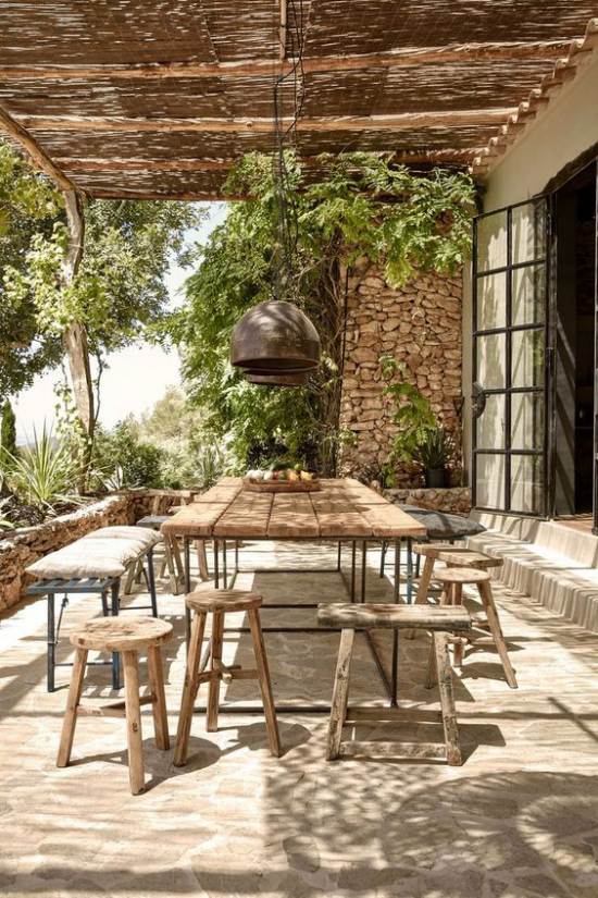 Outdoor Trends 2020 herrlich gestalteter Essbereich im Freien großer Tisch Stühle viele grüne Pflanzen