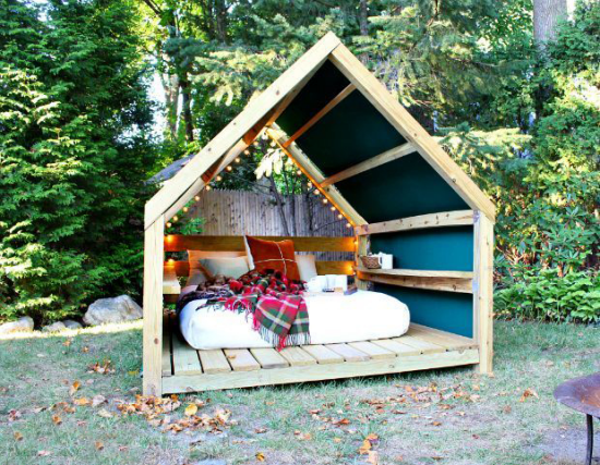 Outdoor Trends 2020 kleines Gartenhaus Bett Decken zum Nickerchen einladend wirken