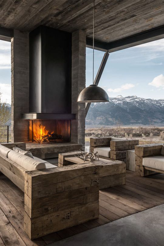Outdoor Trends 2020 natürliches Design Kamin Outdoor Möbel aus dunklem Holz Hängelampe schönes Panorama