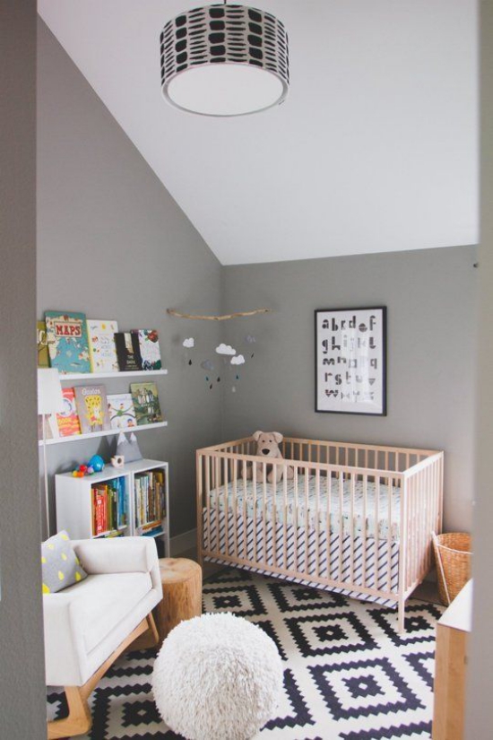 Babyzimmer mit Dachschräge Ambiente in Weiß Grau Dunkelblau Bett offenes Regal Hängelampe