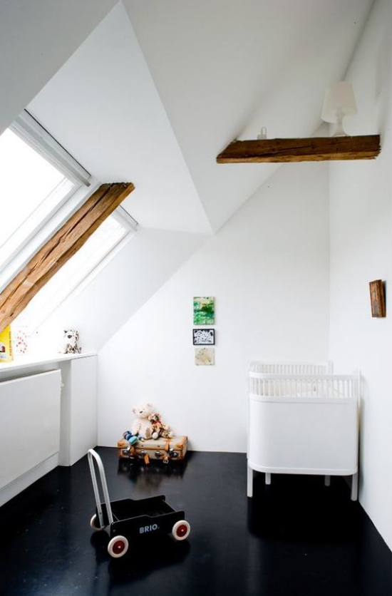 Babyzimmer mit Dachschräge Holzbalken Kontrast schwarz weiß einfache Einrichtung