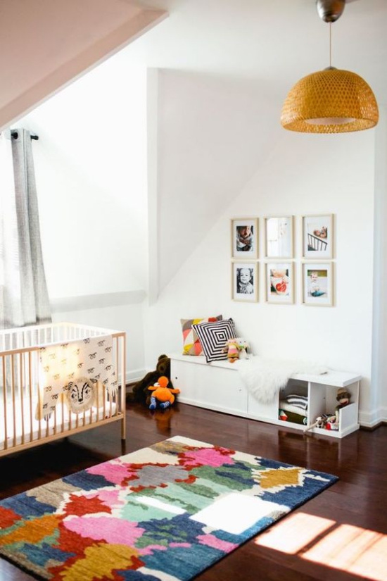Babyzimmer mit Dachschräge ansprechendes Ambiente viel Licht Hängelampe