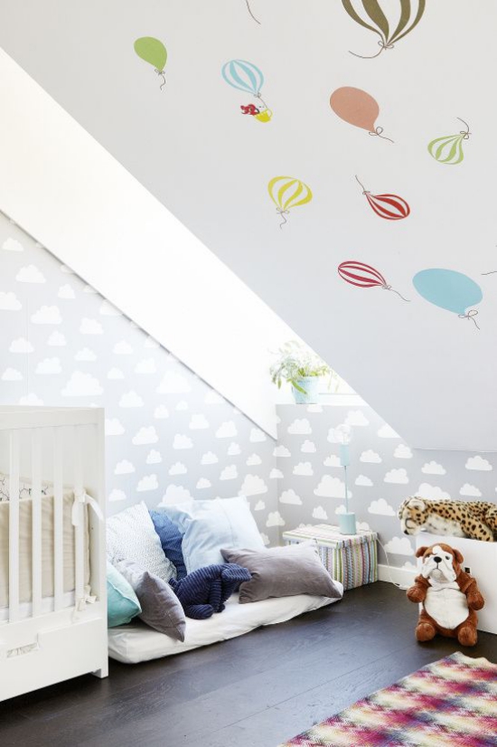 Babyzimmer mit Dachschräge eine Kuschelecke unter der Dachschräge viele bunte dekorative Kissen