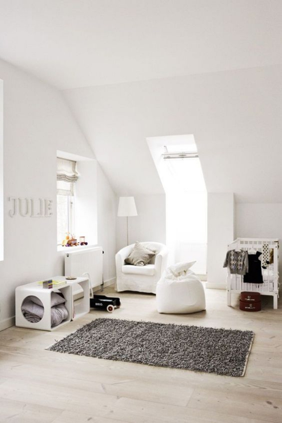 Babyzimmer mit Dachschräge einfache minimalistische Einrichtung in Weiß sehr ansprechendes Ambiente