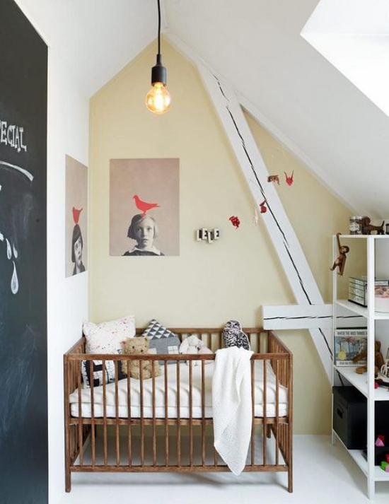 Babyzimmer mit Dachschräge kleiner Raum schwarze Tafel links Bett Schräge Holzbalken
