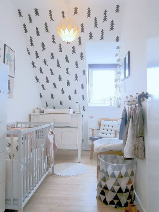 Babyzimmer mit Dachschräge kleines Dachzimmer Tapete mit kleinen Tannenbäumen weiß und grau Beleuchtung Hängelampe