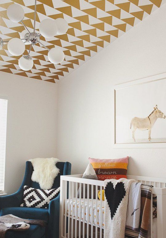 Babyzimmer mit Dachschräge kleines Zimmer Schräge Tapete an der Decke Bett Wandbild Sessel Deko Kissen