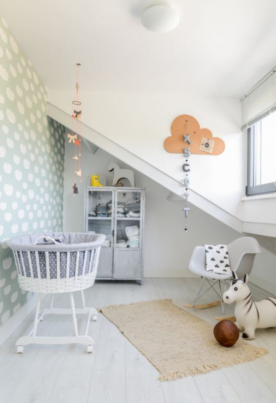 Babyzimmer mit Dachschräge passende Raumdeko wenig aber völlig genug Tapete an der Wand links
