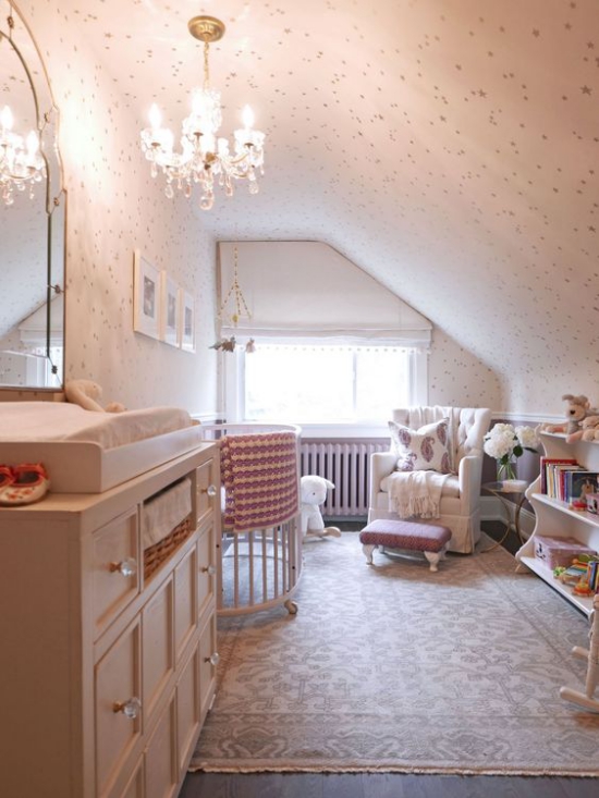 Babyzimmer mit Dachschräge stilvolle Raumgestaltung gekonnt eingerichtet perfekt dekoriert