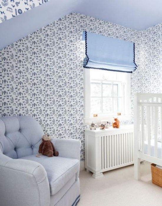 Babyzimmer mit Dachschräge zarte Wandtapete in Blau Weiß Sessel Bett Fenster mit Rollo Fußboden hell