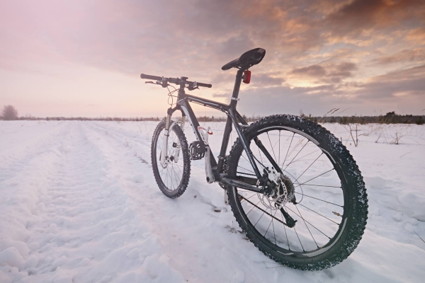 Crossrad Crossbike Hybrid Rad das ideale Allwetter Fahrrad hier im Schnee