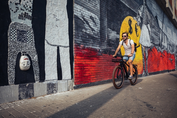 Crossrad Crossbike Hybrid Rad junger Mann in der Stadt ein passendes Modell