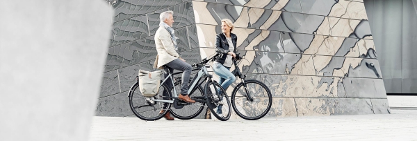 Crossrad Crossbike Hybrid Rad zwei ältere Leute mit Crossrädern radeln gesund gut für den Körper