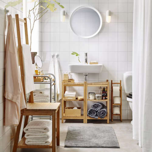 Handtücher platzsparend im Bad aufbewahren Regale Ständer aus Holz viele Tücher