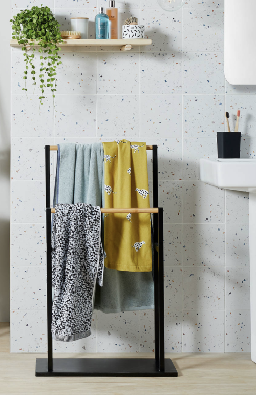 Handtücher platzsparend im Bad aufbewahren Ständer aus schwarzem Holz bunte Tücher