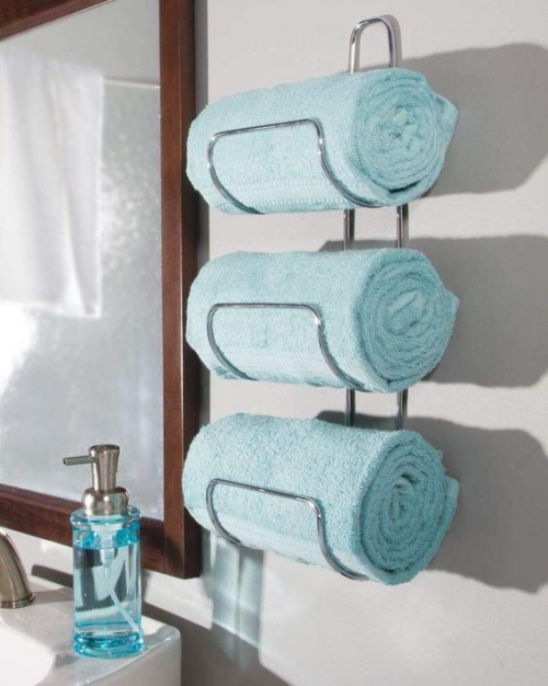Handtücher platzsparend im Bad aufbewahren Wandhalter für gerollte Tücher in Himmelblau