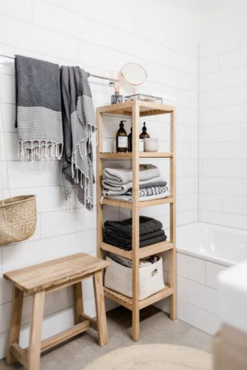Handtücher platzsparend im Bad aufbewahren auf Holzregalen stapeln