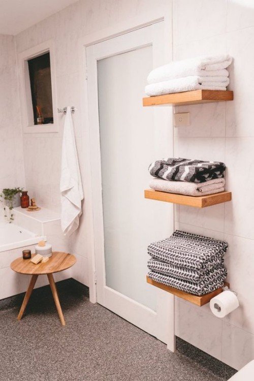Handtücher platzsparend im Bad aufbewahren kurze Holzregale praktische Ideen