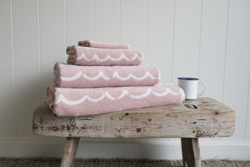 Handtücher platzsparend im Bad aufbewahren risa Tücher auf Holzhocker Vintage Stil