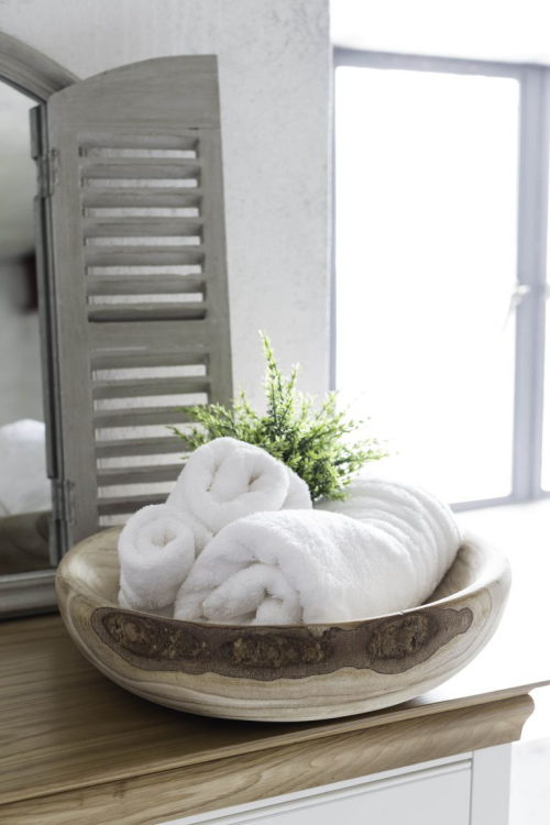 Handtücher platzsparend im Bad aufbewahren rollen in eine Schale legen