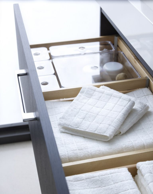 Handtücher platzsparend im Bad aufbewahren weiße Tücher in Schublade