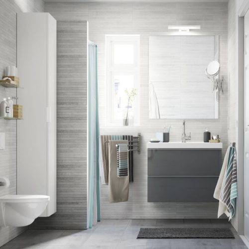 schickes modernes Badezimmer hat elegante Aufbewahrung der Handtücher 