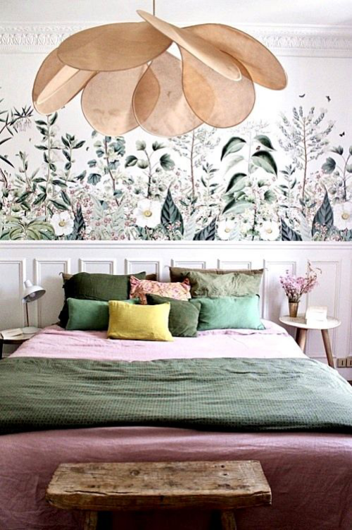 Lampen in floralen Formen Hängeleuchte in floralem Design Schmuck im Schlafzimmer Schlafbett sanfte Farben